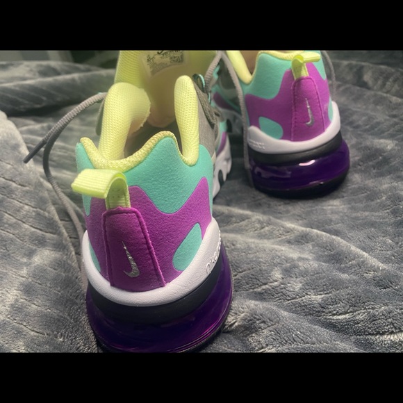 Nikereact sneakers 6y size 8 women’s - Picture 3 of 5